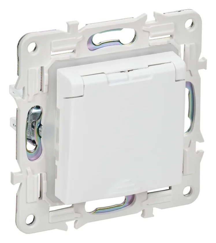 Розетка 1-м SKANDY 16А IP44 с заземл. защ. шторки с крышкой SK-R11W арктич. бел. IEK SK-R16-16-44-K01
